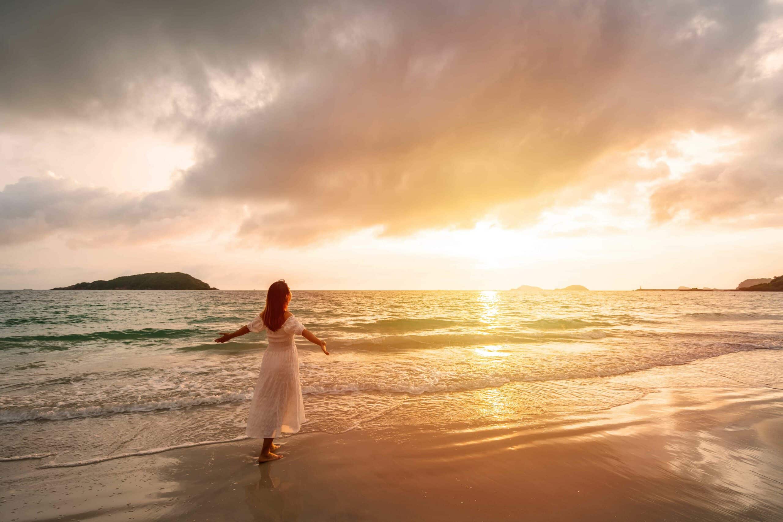 Young woman traveler looking beautiful sunset